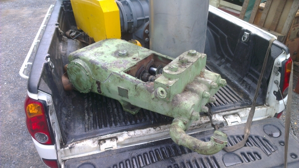 Sell> ขายปั้มฉีดน้ำแรงดันสูง แบบ 3 สูบ ตัวใหญ่ครับ ของญี่ปุ่น หน้าตาไม่สวยแต่ข้างในยังแจ๋วน่ะครับ