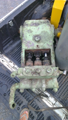 Sell> ขายปั้มฉีดน้ำแรงดันสูง แบบ 3 สูบ ตัวใหญ่ครับ ของญี่ปุ่น หน้าตาไม่สวยแต่ข้างในยังแจ๋วน่ะครับ