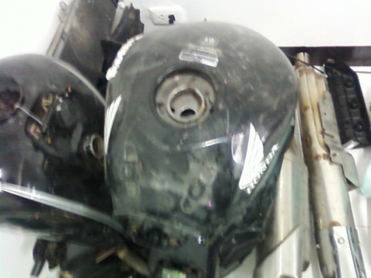 ขายเหมายกกอง ถังน้ำมัน 4 ลูก เครื่อง 2 ตัว และอะไหล่อื่นๆ อีกมากมายกายกอง ขายเหมายกกอง ถังน้ำมัน 4 ลูก เครื่อง 2 ตัว และอะไหล่อื่นๆ อีกมากมายกายกอง