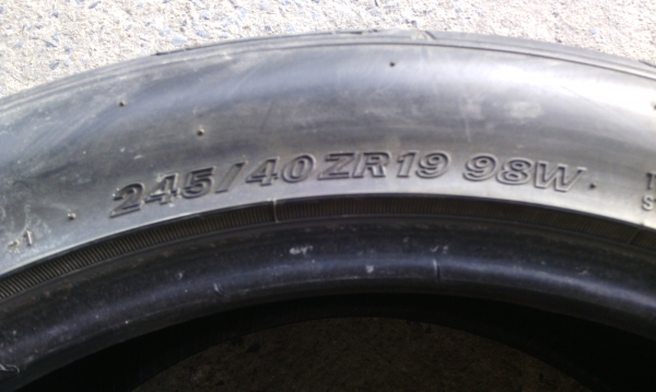 ขายยางNITTO275/35 ZR19 และยาง245/40 ZR19 ปี10 2คู่ ราคา2000