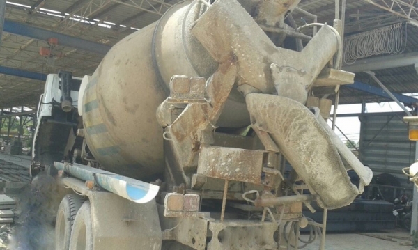 รถนิสสัน  10  ล้อ โม่ปูน  230 แรงม้า. ปี 37  ( มีขาย 2 คัน. )   สนใจติดต่อ  081 - 6079515