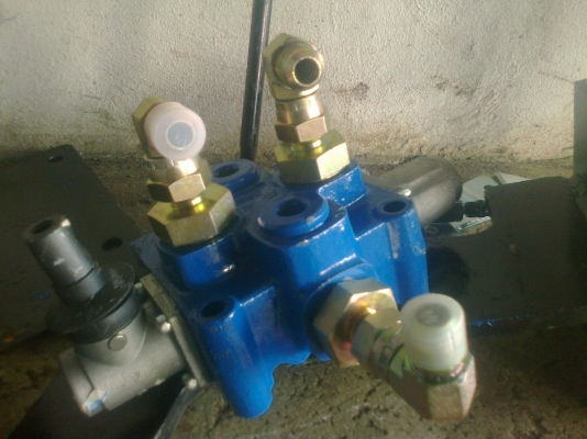 ขายคอนโทนใบดันหน้าและกระบอกยกดันหน้าซื้อมาไม่ได้ใช้ขายถูกๆสนใจ0810076640