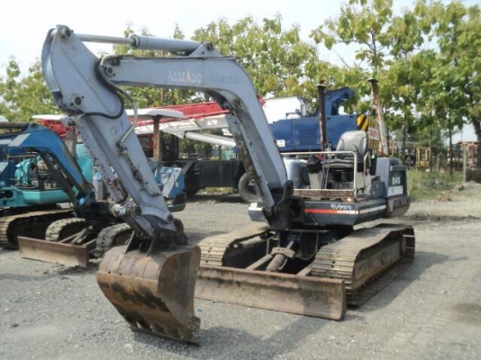 ขายรถขุด-ดัน KOBOTA KX -040. รถเก่านอก (นำเข้า) มีเอกสารแจ้งจำหน่าย เจ้าของขายเอง. สภาพดีพรัอมใช้.   เครื่องดี รถขุดเล็ก39แรงม้า ตีนไก่ สวิงบูม ไปพ์ปิ้ง ใบมีด เครื่องKUBOTA-V1902,4สูบ3869ชม.