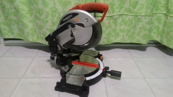 แท่นตัดองศา ขนาด 10นิ้ว ยี่ห้อ maktec mt230 1500w สภาพใหม่มากๆ เกิน 90 เปอร์เซนต์ครับ