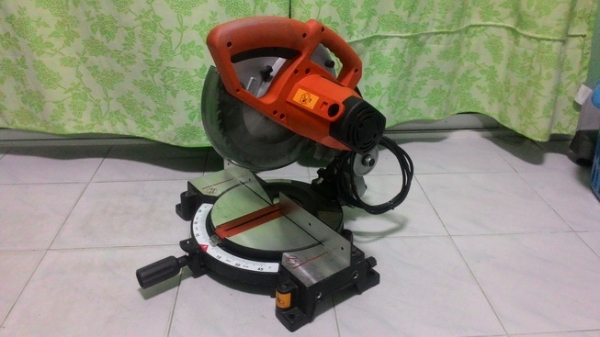 แท่นตัดองศา ขนาด 10นิ้ว ยี่ห้อ maktec mt230 1500w สภาพใหม่มากๆ เกิน 90 เปอร์เซนต์ครับ