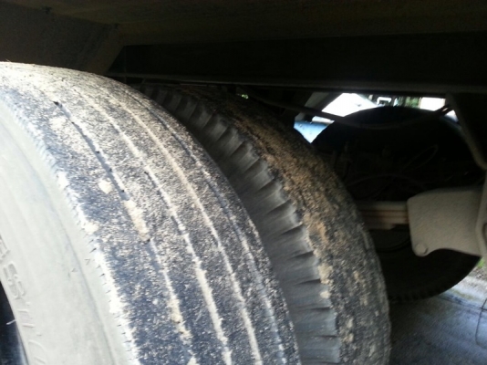 รถฮีโน่ 10 ล้อ  รั้ว  (ไม่ดั้ม )  เปลื่ยนเครื่อง  285  แรงม้า. ปี 35  สนใจติดต่อ  081 - 6079515