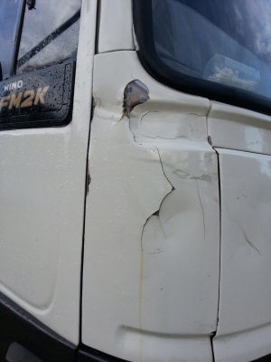 รถฮีโน่ 10 ล้อ  รั้ว  (ไม่ดั้ม )  เปลื่ยนเครื่อง  285  แรงม้า. ปี 35  สนใจติดต่อ  081 - 6079515