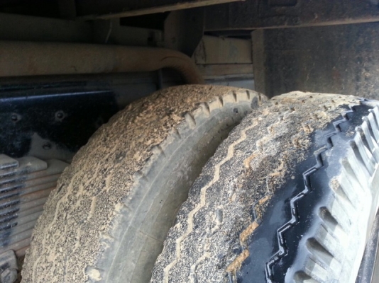 รถฮีโน่ 10 ล้อ  รั้ว  (ไม่ดั้ม )  เปลื่ยนเครื่อง  285  แรงม้า. ปี 35  สนใจติดต่อ  081 - 6079515