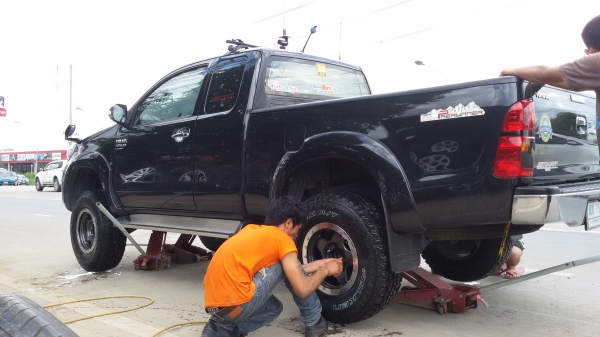 ขายแล้วครับ 265 75 16 ยางใหม่ falken เส้นละ 2900