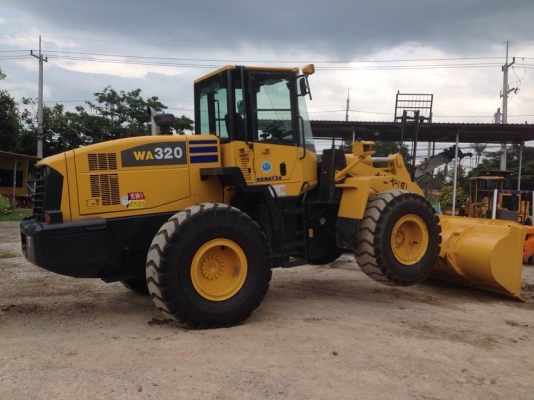 รถตัก Komatsu WA 320-5 สวยมาก สภาพ 90\% ไม่มีที่ติ รถใช้น้อย 3,000 กว่าชั่โมง นำเข้า ไม่ผ่านการใช้ในไทย