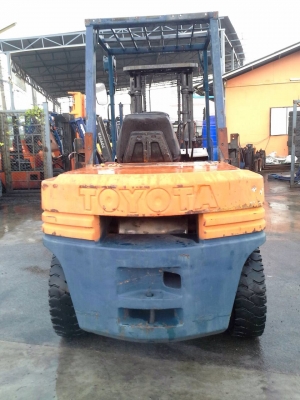 รถยกโตโยต้ารุ่น 5 น้ำหนักยก 3.5 ตัน เสาสูง 3 เมตร เครื่องดีเซล เกียร์ธรรมดา