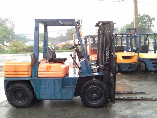 รถยกโตโยต้ารุ่น 5 น้ำหนักยก 3.5 ตัน เสาสูง 3 เมตร เครื่องดีเซล เกียร์ธรรมดา