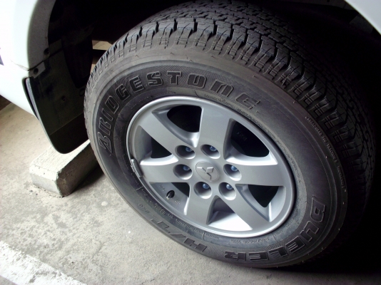 ขายแม็กปาเจโร่ขอบ16พร้อมยางปี13ครับ
