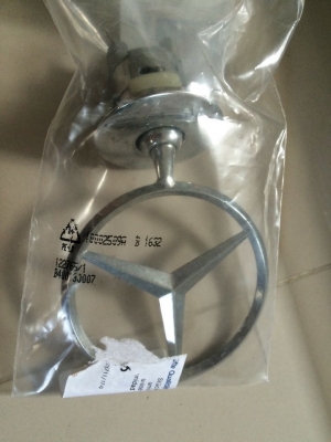 ขายกระจังหน้า BENZ C200 ไม่ได้ใช้งานเลย ถอดที่ศูนย์วันเเรก