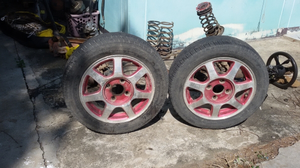 ขายแมก์พร้อมยางขอบ15ราคาถูกมากครับ4เส่น4รูขอบ15