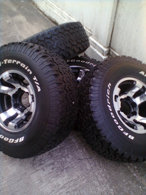 ขายยางพร้อมแม็ก BF ขนาด 32*11.50R15  ยางปี 5010  สภาพยาง 90\%  สวยๆ 1 ชุด