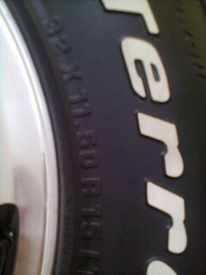 ขายยางพร้อมแม็ก BF ขนาด 32*11.50R15  ยางปี 5010  สภาพยาง 90\%  สวยๆ 1 ชุด