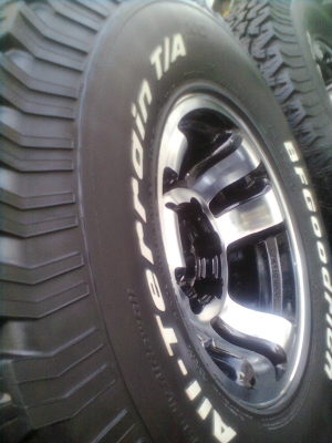 ขายยางพร้อมแม็ก BF ขนาด 32*11.50R15  ยางปี 5010  สภาพยาง 90\%  สวยๆ 1 ชุด