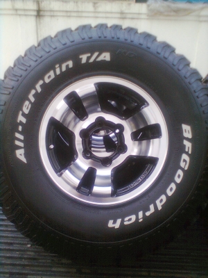 ขายยางพร้อมแม็ก BF ขนาด 32*11.50R15  ยางปี 5010  สภาพยาง 90\%  สวยๆ 1 ชุด