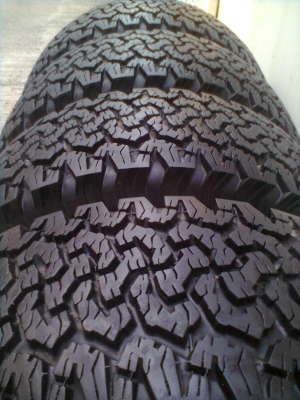 ขายยางพร้อมแม็ก BF ขนาด 32*11.50R15  ยางปี 5010  สภาพยาง 90\%  สวยๆ 1 ชุด