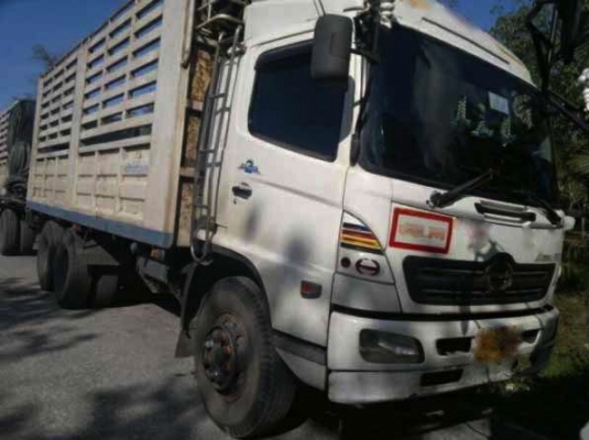 รถฮีโน่  10 ล้อ หลังถนน ( ไม่ดั๊ม )  260 แรงม้า  ปี 49   สนใจติดต่อ  081 - 6079515