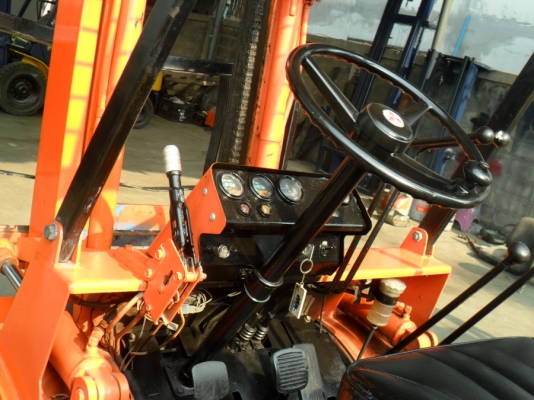 ขายรถยกโฟร์คลิฟท์2ตันราคาถูก155000บาทขายด่วน