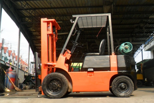 ขายรถยกโฟร์คลิฟท์2ตันราคาถูก155000บาทขายด่วน