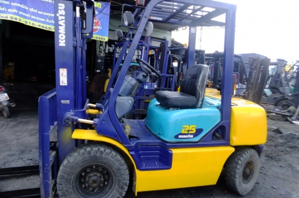 รถยกขนาด 2.5  ตัน  KOMATSU  รุ่น 14 เครื่องยนต์ดีเซล (4D94E)