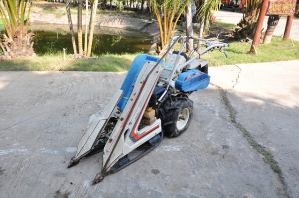 ขายรถเกี่ยวข้าวนาดำ ยี่ห้อ ISEKI สภาพสวย มีระบบไฮฺดรอลิคปรับระดับได้