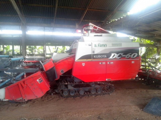 ***ขายแล้วครับขอบคุณ Truck2hand ขายรถเกี่ยวข้าวแบบรองกระสอบพร้อมเทเลอร์ขนย้าย KUBOTA DC60-Plus ปี53 ใช้งาน 1,8xx ชม. เครื่องเดิมปั้มเดิม เกียร์เดิม เครื่องแน่น แห้ง แรง ปั้มดี แรงดี ทำงานดี คล่องตัว ช่วงล่าง80\% โรลเลอร์ ดีแทร็กดี ตัวเดินดี ปาก คอ ตู้ ไม่ผ
