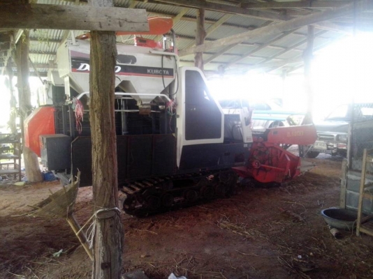 ***ขายแล้วครับขอบคุณ Truck2hand ขายรถเกี่ยวข้าวแบบรองกระสอบพร้อมเทเลอร์ขนย้าย KUBOTA DC60-Plus ปี53 ใช้งาน 1,8xx ชม. เครื่องเดิมปั้มเดิม เกียร์เดิม เครื่องแน่น แห้ง แรง ปั้มดี แรงดี ทำงานดี คล่องตัว ช่วงล่าง80\% โรลเลอร์ ดีแทร็กดี ตัวเดินดี ปาก คอ ตู้ ไม่ผ