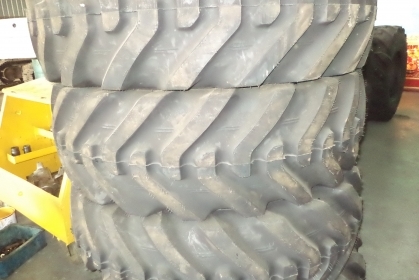 ยางรถตัก (ยางใหม่simex) 16.9 ขอบ 24 มาจาก มาเลย์..มาเลย์