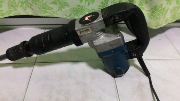 เครื่องสกัดคอนกรีตไฟฟ้า RYOBI CH470 ( 1050W) สภาพดีพร้อมใช้งานครับ