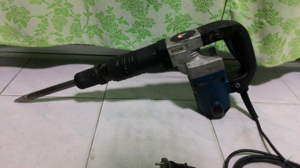 เครื่องสกัดคอนกรีตไฟฟ้า RYOBI CH470 ( 1050W) สภาพดีพร้อมใช้งานครับ