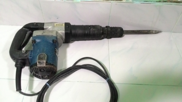 เครื่องสกัดคอนกรีตไฟฟ้า RYOBI CH470 ( 1050W) สภาพดีพร้อมใช้งานครับ