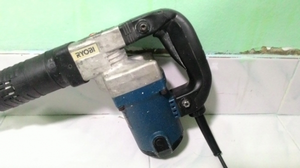 เครื่องสกัดคอนกรีตไฟฟ้า RYOBI CH470 ( 1050W) สภาพดีพร้อมใช้งานครับ