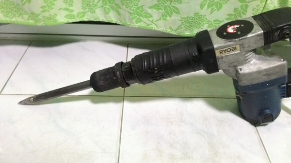 เครื่องสกัดคอนกรีตไฟฟ้า RYOBI CH470 ( 1050W) สภาพดีพร้อมใช้งานครับ