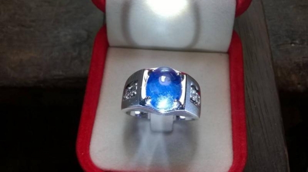 แหวนเงินพลอยไพลินหลังเบี้ย