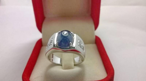 แหวนเงินพลอยไพลินหลังเบี้ย