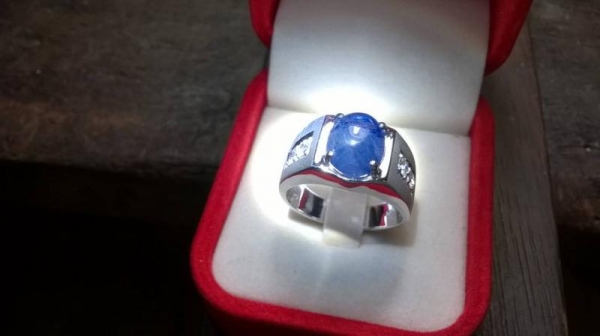 แหวนเงินพลอยไพลินหลังเบี้ย