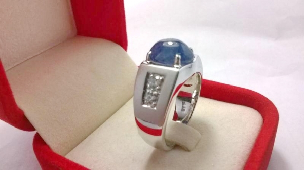 แหวนเงินพลอยไพลินหลังเบี้ย