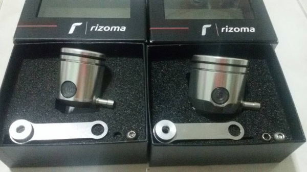 ขายกระปุกน้ำมันเบรค/น้ำมันครัช พร้อมขายึดครบชุดของใหม่แกะกล่อง