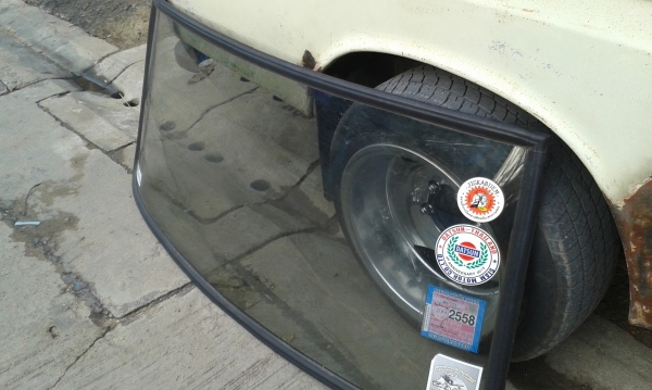 ขายกระจกหน้า ดัทสัน 521 พร้อมขอบยาง ขายกระจกหน้า ดัทสัน 521 พร้อมขอบยาง