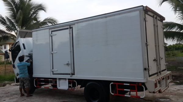 **820,000 บ.ต่อรอง**ขาย6ล้อตู้แห้ง3บาน 5.0ม. ISUZU NPR-150 EURO2 ปี52 เดิมบางทั้งคัน ใช้งาน1xx,xxx กม. MP1NPR75K9T (แบบรุ่นNPR75K5NAH) เครื่องเดิมเกียร์เดิม 4HK1-150แรง แห้งกริ๊บ ไม่มีเยิ้ม แรง แน่น ไม่เคยแกะ เกียร์ไม่มีหอน ช่วงล่างเดิม คัสซีสวยเดิมๆโรงงา