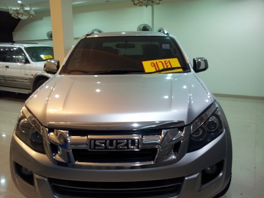 ฮีซุซุ  v cross เครื่อง 3000 cc. โฟรวิลล์  รถกระบะ 4 ประตู รถโชว์สภาพสวย