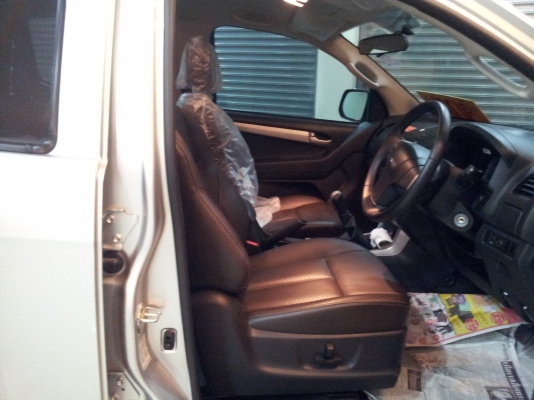 ฮีซุซุ  v cross เครื่อง 3000 cc. โฟรวิลล์  รถกระบะ 4 ประตู รถโชว์สภาพสวย