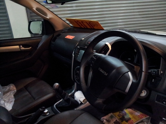 ฮีซุซุ  v cross เครื่อง 3000 cc. โฟรวิลล์  รถกระบะ 4 ประตู รถโชว์สภาพสวย