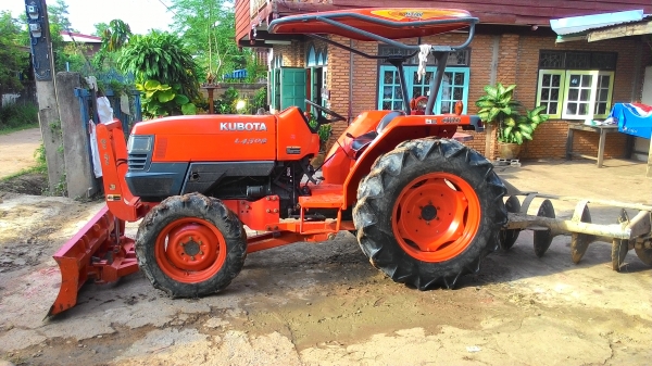 แอล4508 พร้อมใช้ไม่มีจุดรั่วชึมพร้อมหางหก ขายถูก28000045แรงเครืองดีเกียรไม่หอน ระบบไฮโดลิคใช้งานได้ทุกอย่าง ไม่มีจุดรั่วซึม ระบบการทำงานดีแน่นอน เพราะรถทุกคันผมเลือกเองขับทดสอบแล้วทุกคัน    รับรองว่าใช้งานได้อีกนานคุ่มกับเงินของท่านที่เสียมาแน่นอนครับ