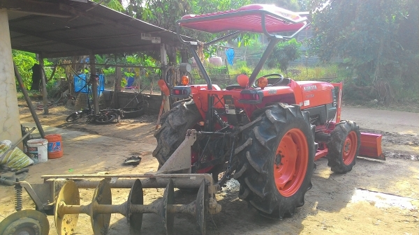 แอล4508 พร้อมใช้ไม่มีจุดรั่วชึมพร้อมหางหก ขายถูก28000045แรงเครืองดีเกียรไม่หอน ระบบไฮโดลิคใช้งานได้ทุกอย่าง ไม่มีจุดรั่วซึม ระบบการทำงานดีแน่นอน เพราะรถทุกคันผมเลือกเองขับทดสอบแล้วทุกคัน    รับรองว่าใช้งานได้อีกนานคุ่มกับเงินของท่านที่เสียมาแน่นอนครับ