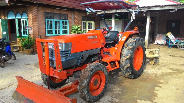 แอล4508 พร้อมใช้ไม่มีจุดรั่วชึมพร้อมหางหก ขายถูก28000045แรงเครืองดีเกียรไม่หอน ระบบไฮโดลิคใช้งานได้ทุกอย่าง ไม่มีจุดรั่วซึม ระบบการทำงานดีแน่นอน เพราะรถทุกคันผมเลือกเองขับทดสอบแล้วทุกคัน    รับรองว่าใช้งานได้อีกนานคุ่มกับเงินของท่านที่เสียมาแน่นอนครับ